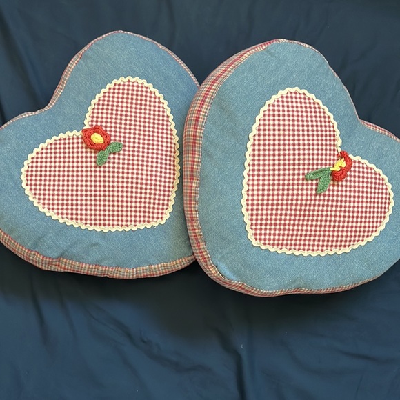 2 heart shaped throw pillows - Picture 5 of 5